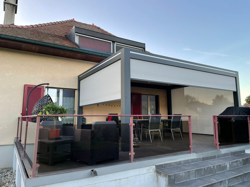 Pergola Aluminium pour abriter une terrasse située à Chavannes de Bogis