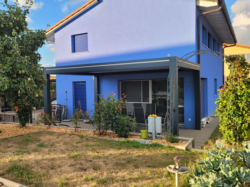 Pergola aluminium adossée au mur d'une maison de la commune de Les Montets !