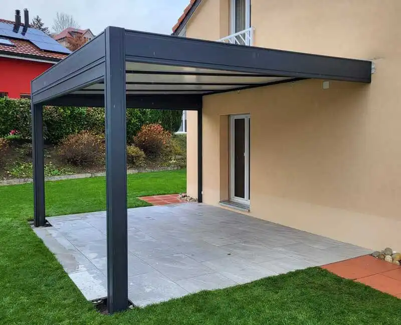 Pergola Design avec toiture en panneaux sandwich