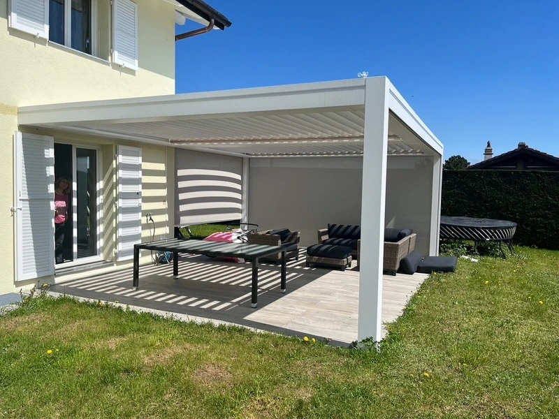 Pergola Lux Intégral à Arzier-le-Muids avec stores latéraux