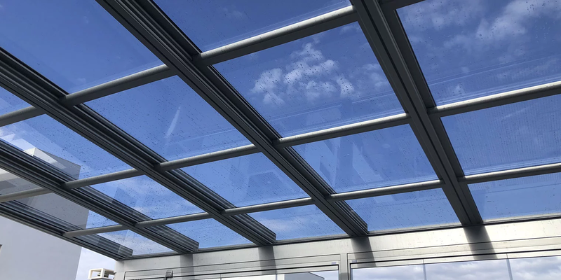Abri de terrasse lumineux avec toiture ouvrable